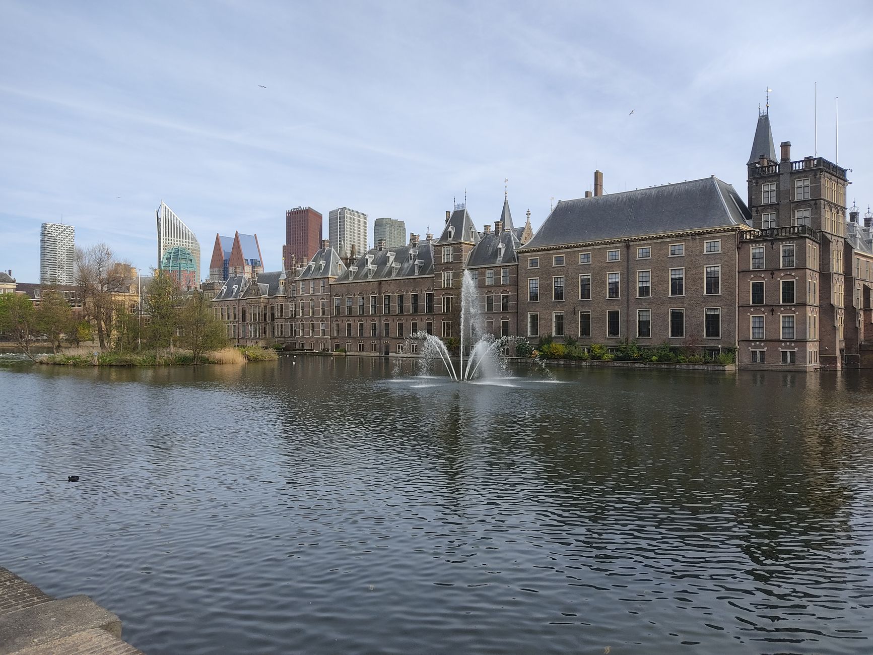 Van personeelsbeleid naar parlementair standpunt: de twee argumenten achter de regenboogvlag